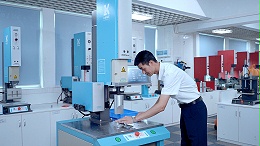 汕頭超聲波焊接機在頭盔焊接加工中的應用與優(yōu)勢